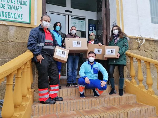 La Cofradía dona 500 mascarillas y 100 batas al Centro de Salud de Iznájar